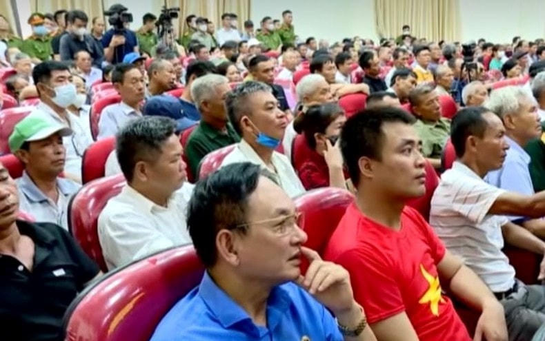 Rất đông người dân xã Đông Á tham dự cuộc đối thoại với Chủ tịch UBND tỉnh Thái Bình.