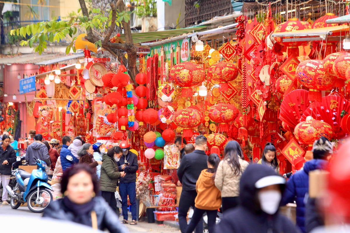 Các cửa hàng tại tuyến phố này luôn được đông đảo người dân tìm đến mua đồ.