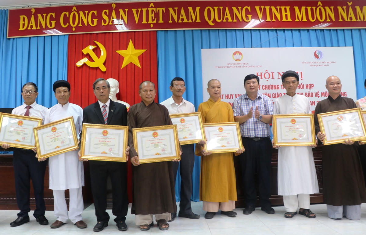 Ủy ban MTTQ Việt Nam tỉnh Quảng Ngãi tặng bằng khen cho các tập thể, cá nhân. 