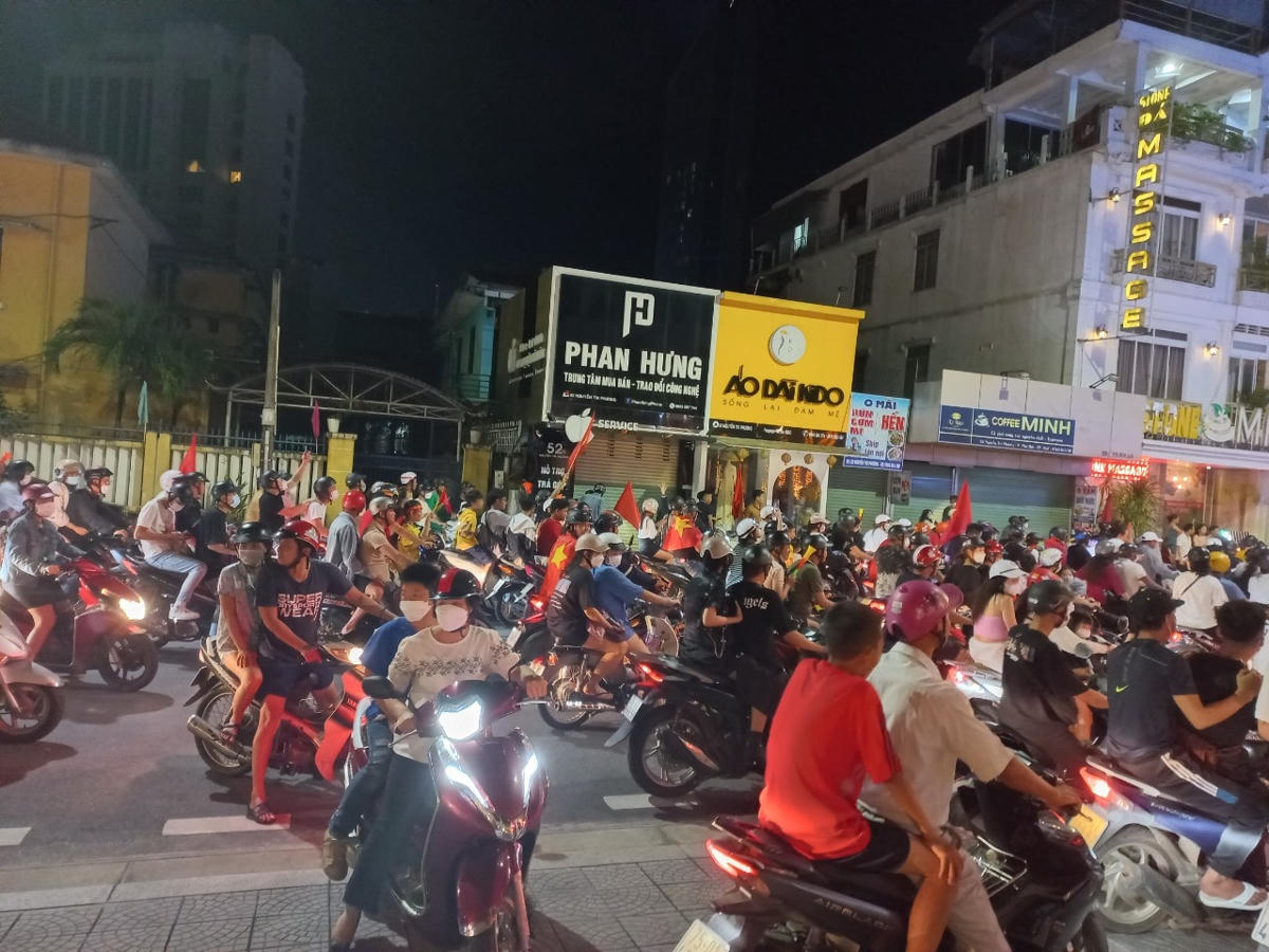 Huế: Hàng nghìn người xuống đường, cờ bay rợp đường phố