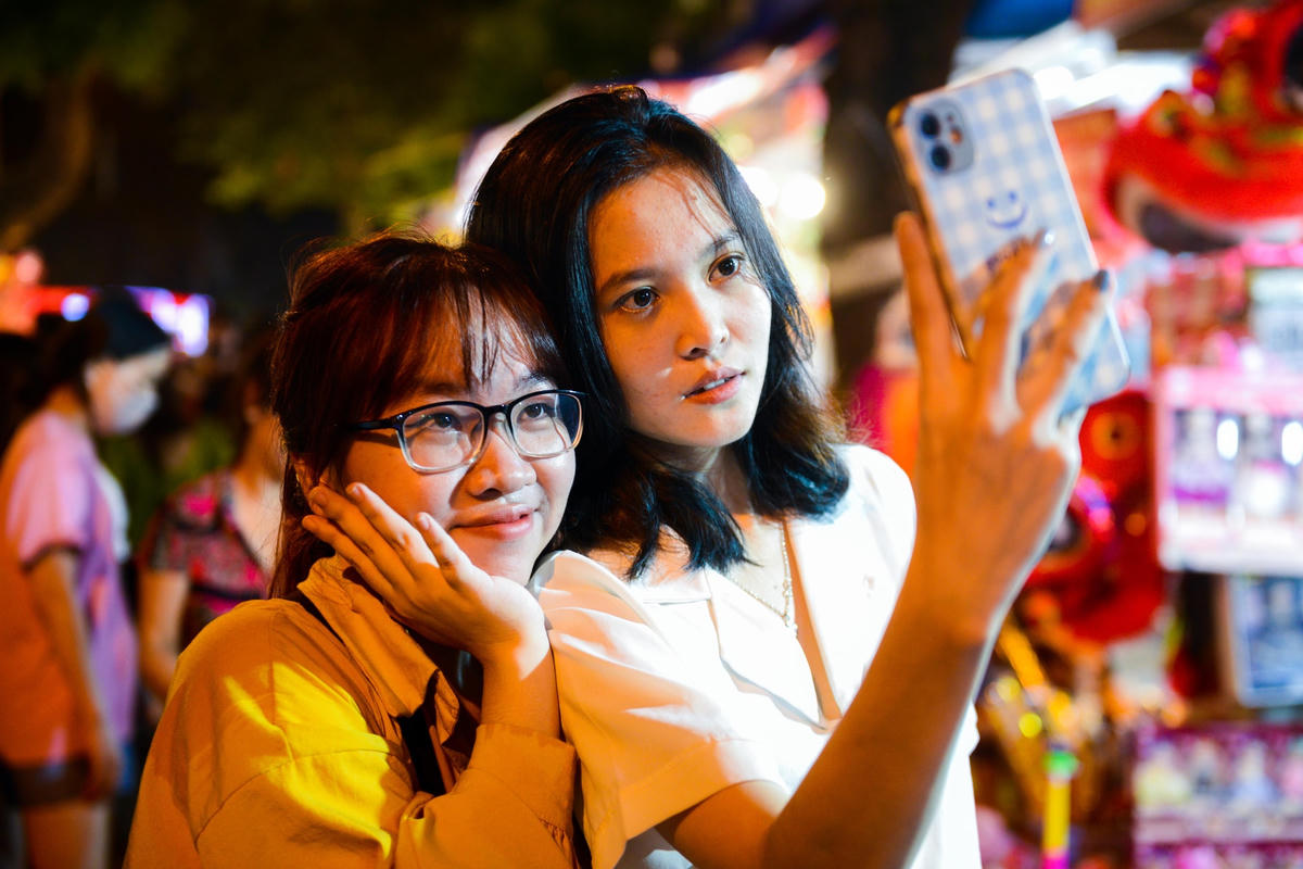 "Phố Hàng Mã hôm nay thực sự rất đông vui, đường phố cũng rất lung linh. Dù có hơi nóng nhưng mình cảm thấy rất thích thú khi được lên phố chơi". Phương Thảo (20 tuổi) chia sẻ.
