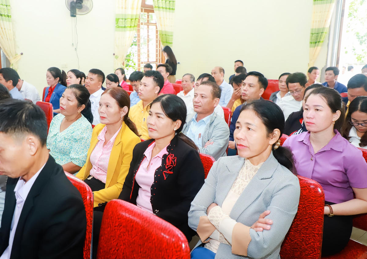 Đông đảo cử tri cụm Bích Hào tham dự Hội nghị tiếp xúc cử tri.