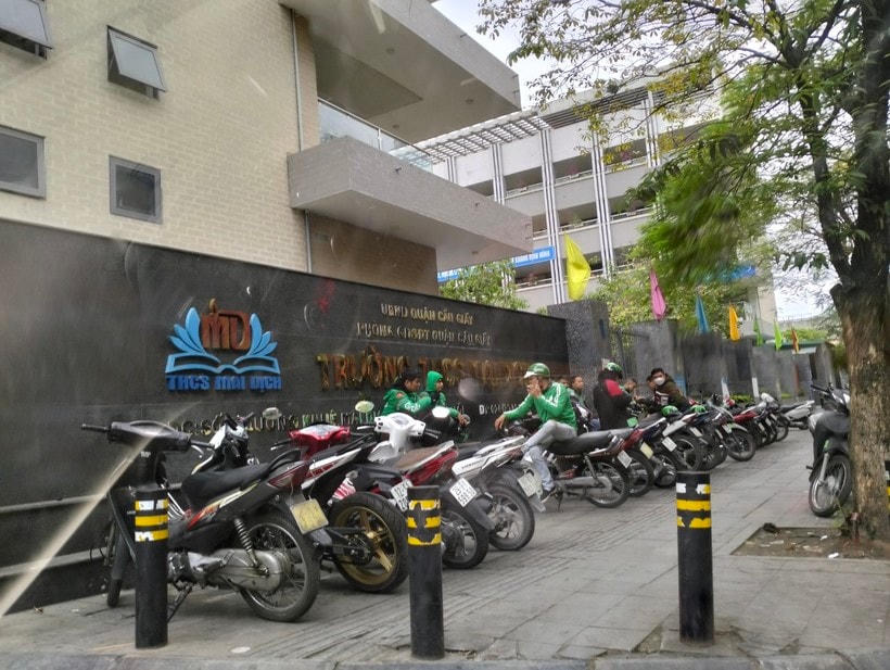 Đỗ xe vi phạm trên vỉa hè trước cổng Trường THCS Mai Dịch (quận Cầu Giấy). Ảnh: Cổng TTĐT Công an TP Hà Nội.