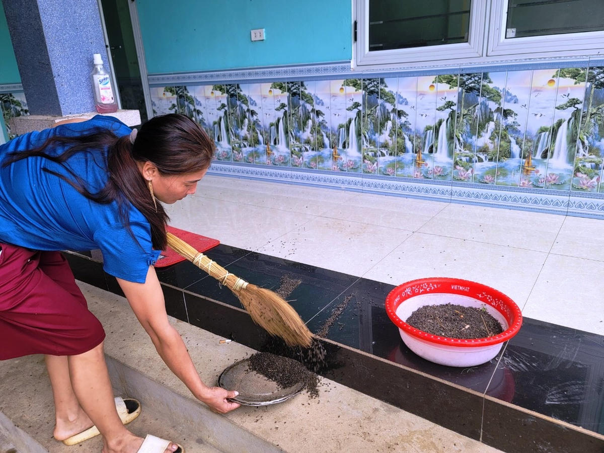Khoảng từ gần 2 tháng trở lại đây, cuộc sống của người dân xã Thành Công, huyện Thạch Thành (Thanh Hóa) bị đảo lộn khi bị hàng triệu con ruồi bủa vây, tấn công tranh giành thức ăn.