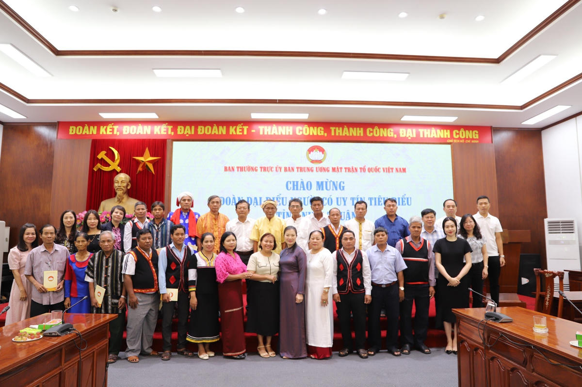 Phó Chủ tịch Trương Thị Ngọc Ánh chụp ảnh lưu niệm với Đoàn đại biểu người có uy tín tiêu biểu của tỉnh Ninh Thuận.