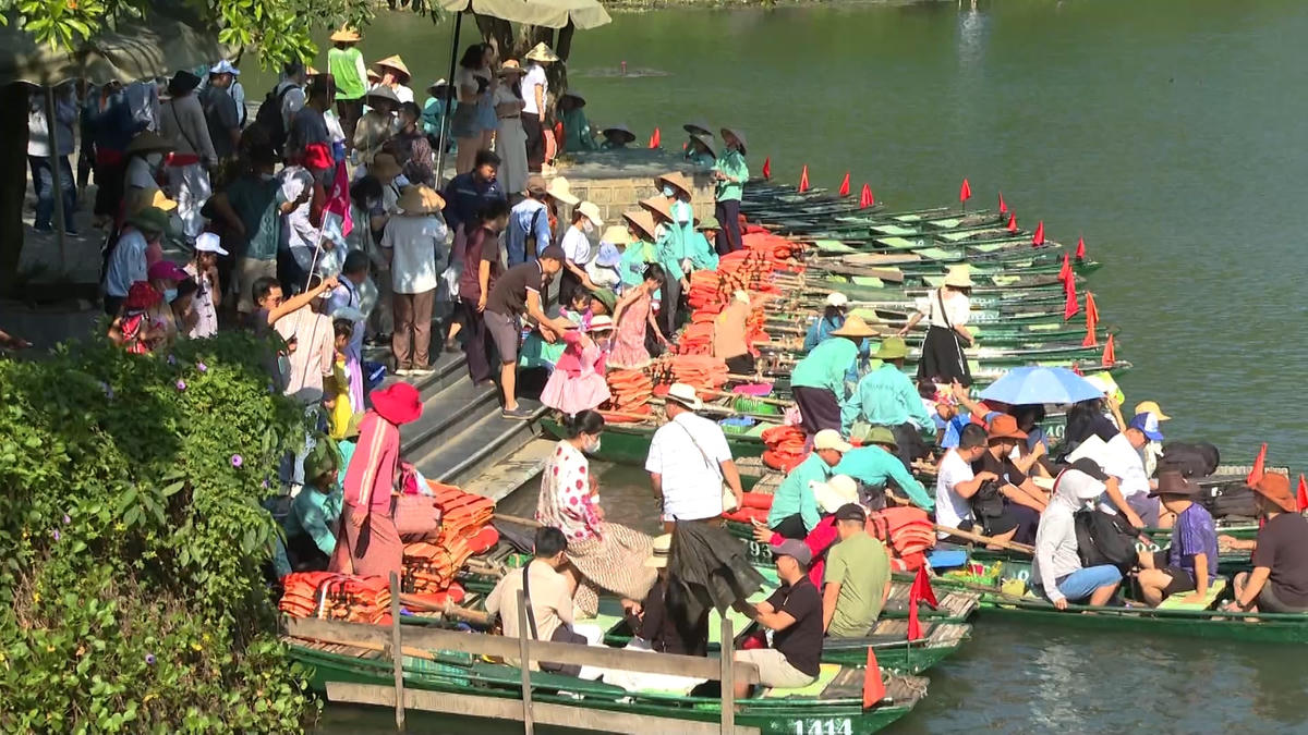 Bến đò Tràng An đông nghịt du khách.