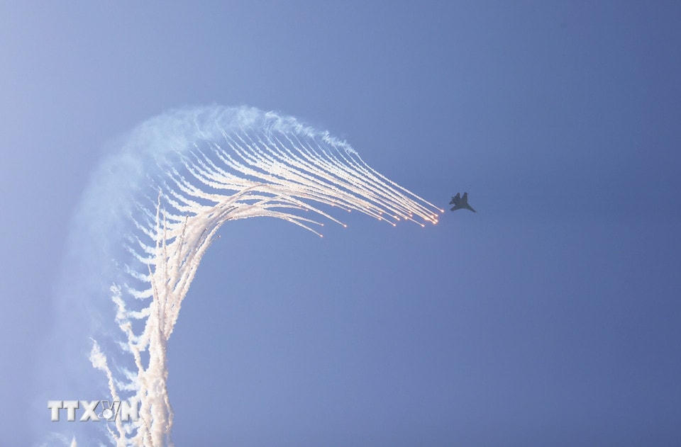 Màn trình diễn phun bẫy nhiệt của máy bay tiêm kích Su-30MK2 trên bầu trời Thành phố Hồ Chí Minh. (Ảnh: Hồng Giang/TTXVN)