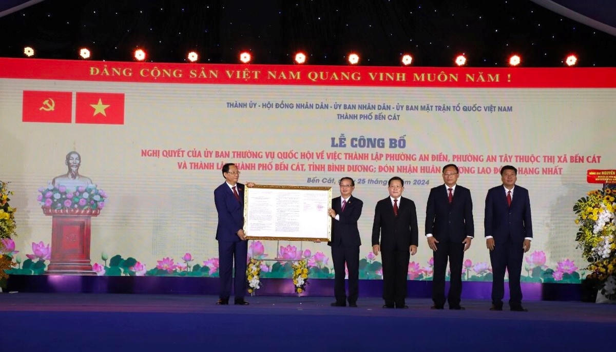 1.pho-chu-tich-quoc-hoi-tran-quang-phuong-trao-nghi-quyet-cua-quoc-hoi-cho-lanh-dao-tp.ben-cat..jpg