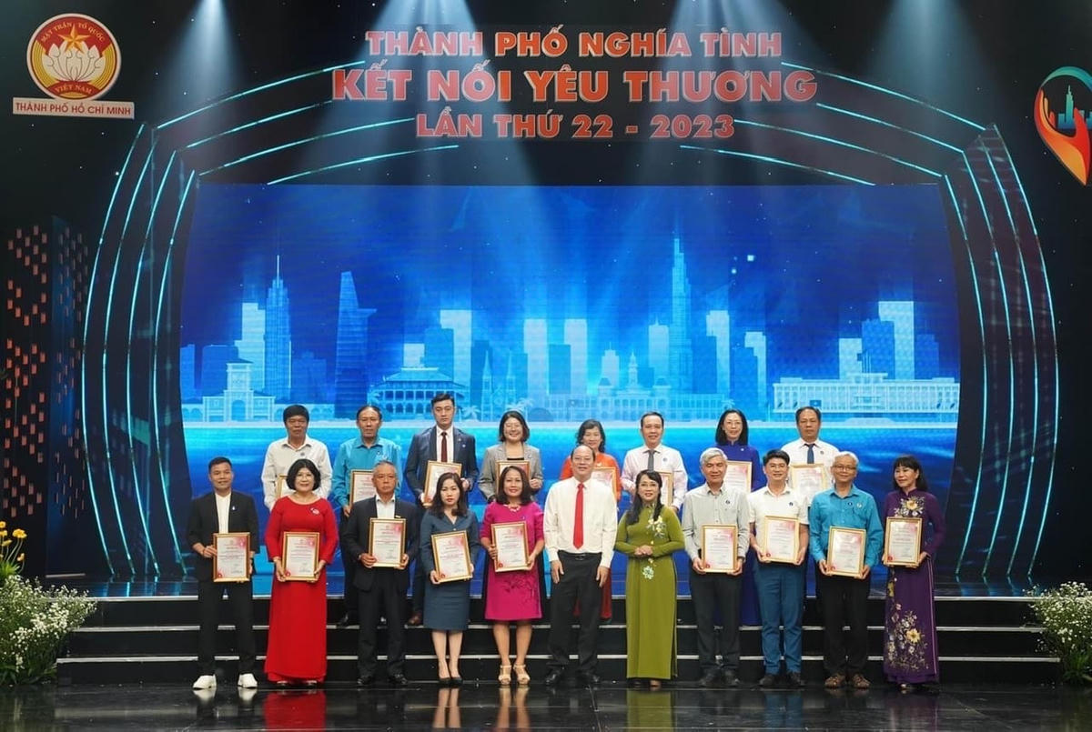 Trao thư cảm ơn cho các đơn vị ủng hộ tại chương trình. (Ảnh: Thuận Văn)