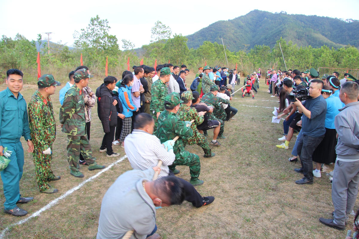 Không khí rộn ràng, vui tươi, phấn khởi bao trùm ngày "Tết Biên phòng". Ảnh: Trung tâm TT&VH Móng Cái.