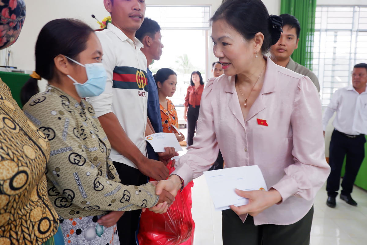 Phó Chủ tịch Trương Thị Ngọc Ánh trao quà hỗ trợ hộ gia đình khó khăn trên địa bàn 2 xã Trường Xuân A và Trường Xuân B (huyện Thới Lai, TP Cần Thơ).
