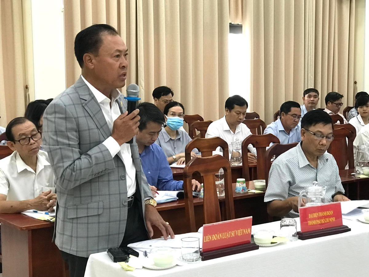 Luật sư Lê Hồng Nguyên -Liên đoàn Luật sư Việt Nam góp ý kiến tại hội nghị.