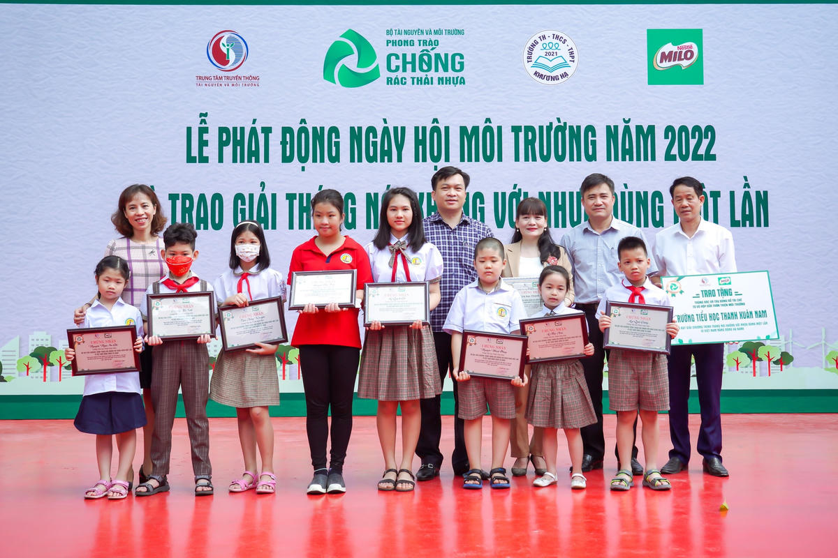 Ban tổ chức trao giải cuộc thi “Tháng nói không với ống hút nhựa dùng một lần” 2021 cho các em học sinh.