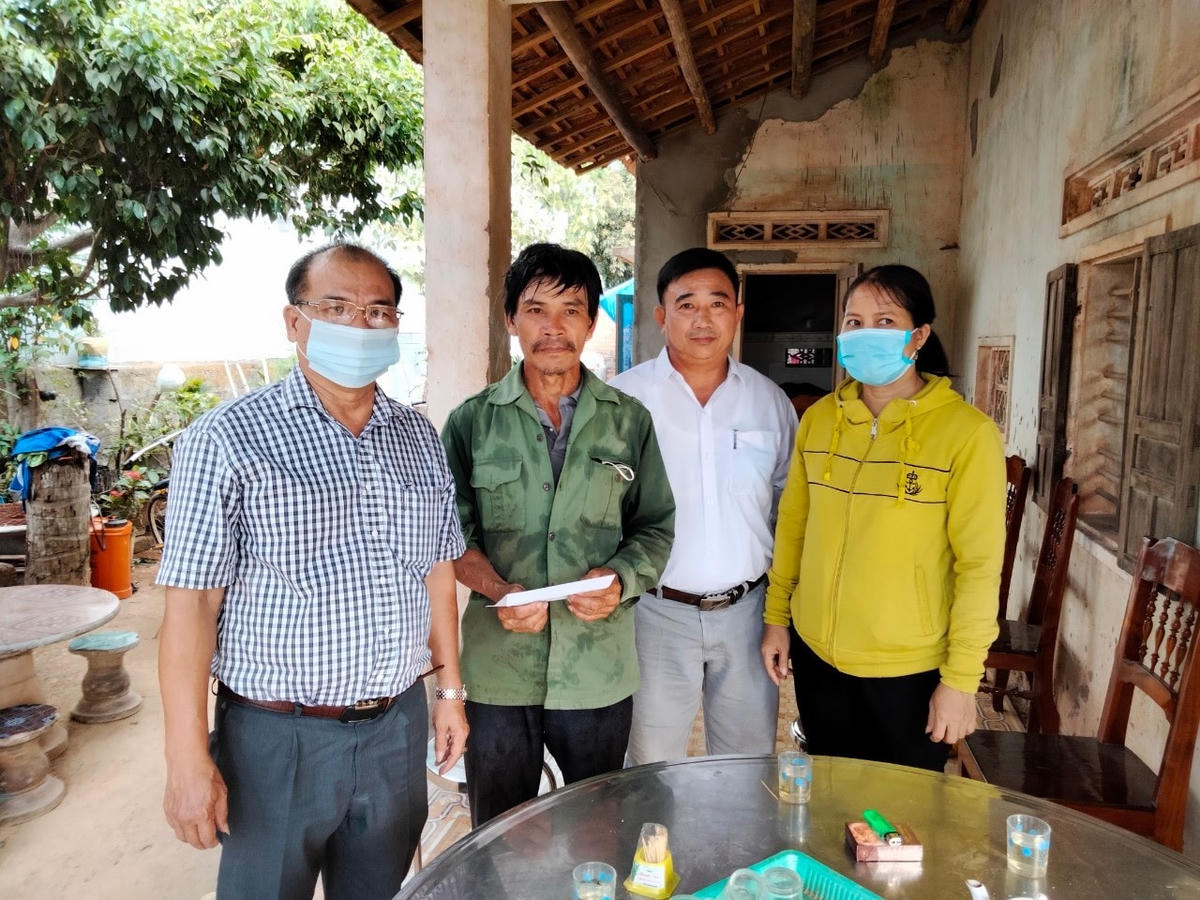 Ủy ban MTTQ thị xã Hoài Nhơn thăm hỏi gia đình có người bị tai nạn giao thông trên địa bàn.  