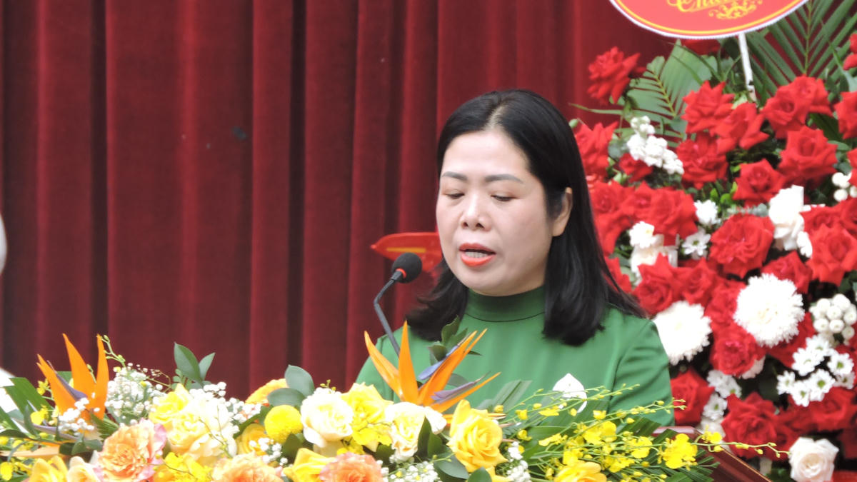 Bà Lục Thúy Hằng, Hiệu trưởng Trường phổ thông Vùng cao Việt Bắc phát biểu khai mạc.