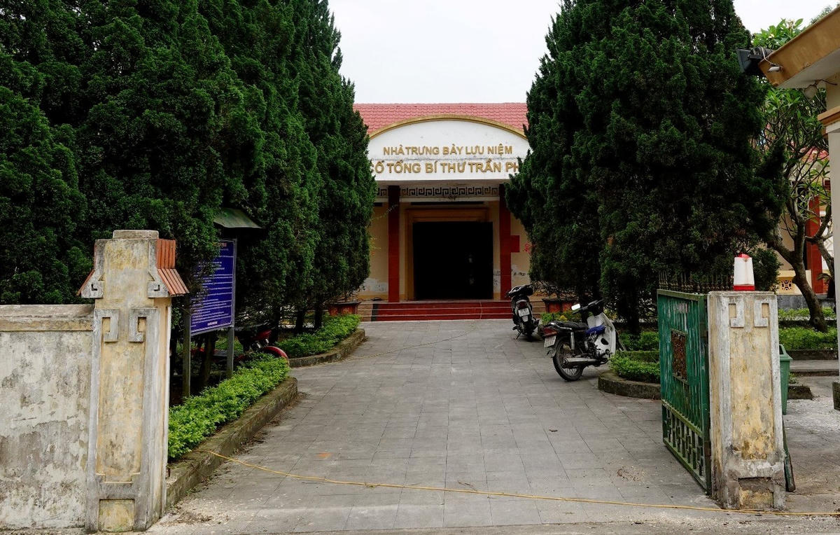 Nhà trưng bày lưu niệm được xây dựng vào năm 1998, là nơi lưu giữ, giới thiệu hàng trăm hiện vật, kỷ vật, tài liệu, hình ảnh gắn liền với thân thế, sự nghiệp của cố Tổng Bí thư Trần Phú. Ảnh: Cẩm Kỳ