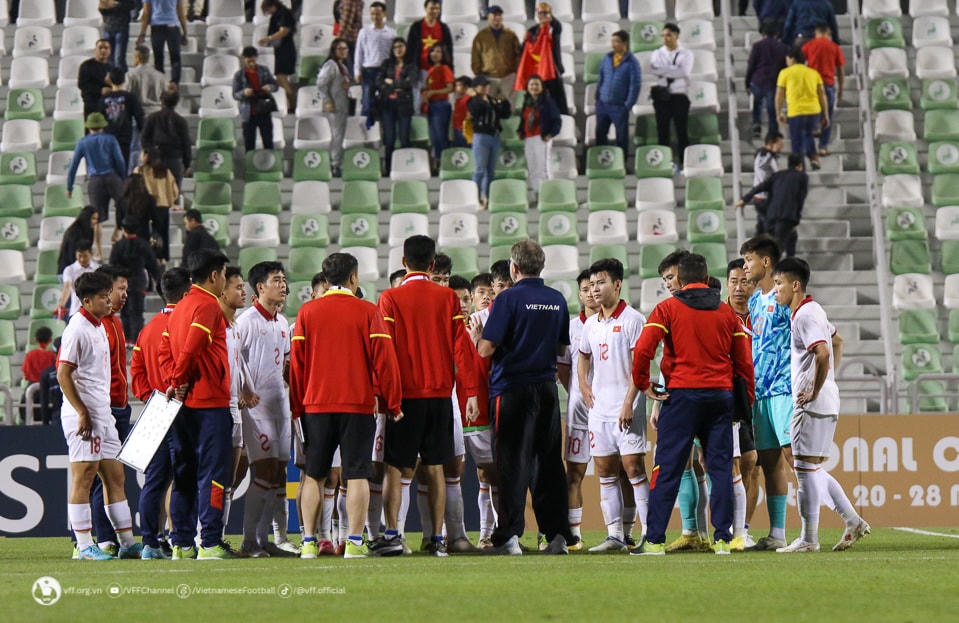 HLV Philippe Troussier động viên các học trò ngay sau khi kết thúc trận đấu với U23 UAE. Ảnh: VFF.