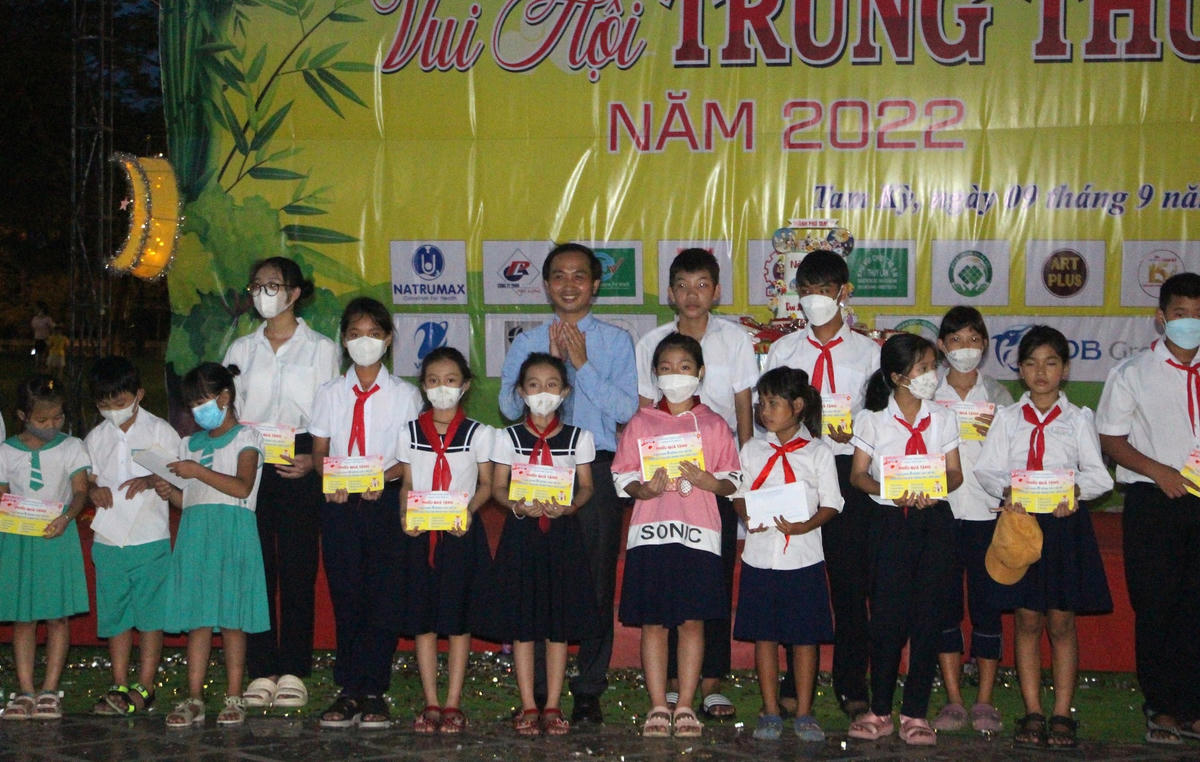 Các trẻ em có hoàn cảnh khó khăn được tặng phiếu mùa quà ở “gian hàng 0 đồng”.