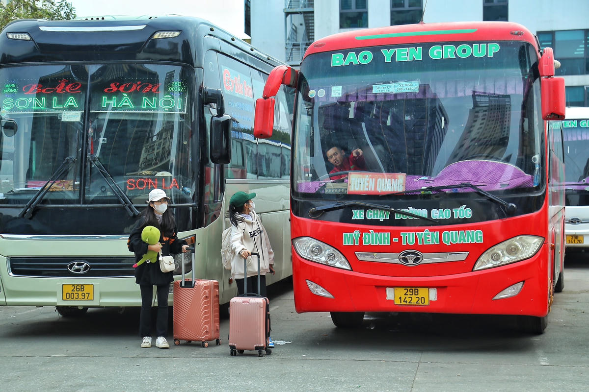 [ẢNH] Hà Nội: Bến xe nhộn nhịp dịp cận Tết Dương lịch