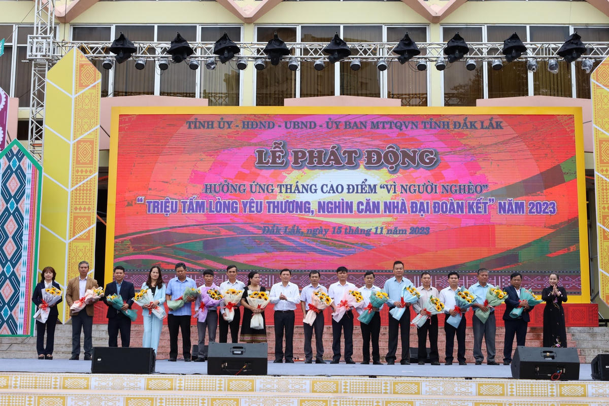 Ông Nguyễn Tuấn Hà, Phó Chủ tịch Thường trực UBND tỉnh trao hoa và trao chứng nhận ghi nhận tấm lòng vàng cho các đơn vị đăng ký ủng hộ.