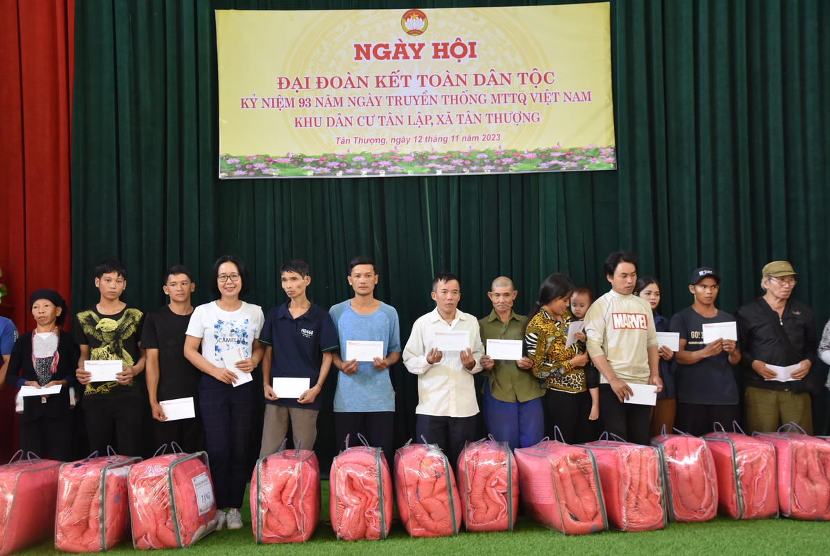 Tại đây, Chi đoàn Thanh niên Báo Đại Đoàn Kết đã trao tặng hơn 100 suất quà dành cho các hộ gia đình chính sách, hộ gia đình có hoàn cảnh đặc biệt khó khăn.