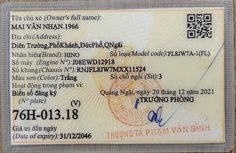 Giấy phép lái xe của Trần Hữu Dương và Giấy chứng nhận đăng ký xe ô tô BKS 76H-013.18. Ảnh: Hữu Toàn.