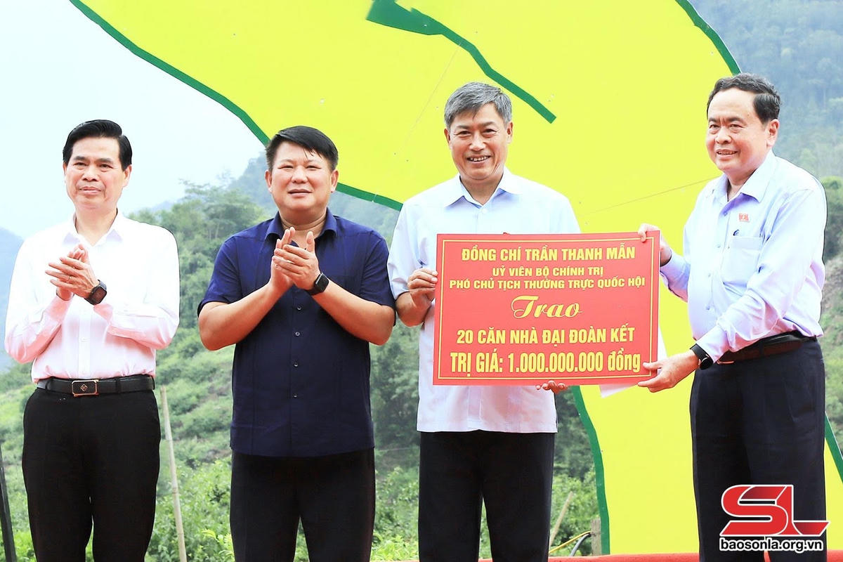 Ủy viên Bộ Chính trị, Phó Chủ tịch Thường trực Quốc hội Trần Thanh Mẫn trao hỗ trợ tỉnh Sơn La xóa nhà tạm, xây nhà Đại đoàn kết. Ảnh: Báo Sơn La.