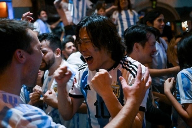 Những người hâm mộ Argentina ăn mừng tại quán bar Joyce Public House ở thành phố New York (Mỹ). (Ảnh: Getty).