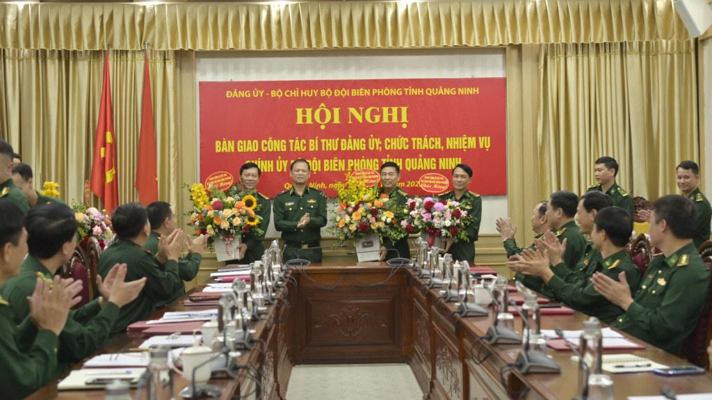 Thiếu tướng Nguyễn Anh Tuấn tặng hoa chúc mừng Đại tá Nguyễn Thanh Hải, Đại tá Lê Xuân Men và Đại tá Vũ Văn Hưng được tín nhiệm bổ nhiệm chức vụ mới. Ảnh: QMG.