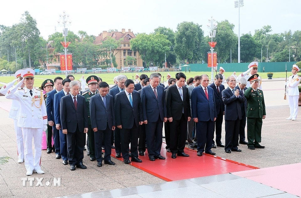 Lãnh đạo Đảng, Nhà nước đặt vòng hoa và vào Lăng viếng Chủ tịch Hồ Chí Minh. (Ảnh: An Đăng/TTXVN)