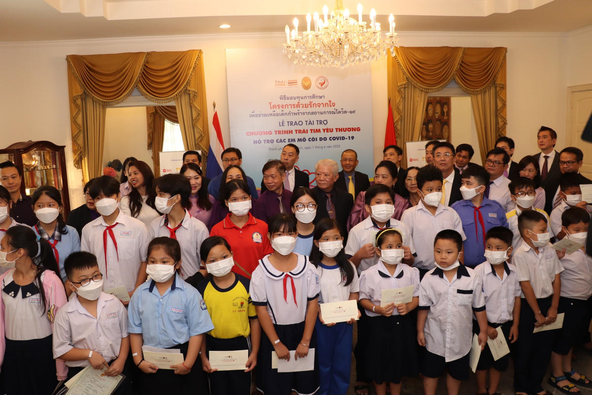 TP HCM tặng học bổng cho học sinh mồ côi do đại dịch Covid-19