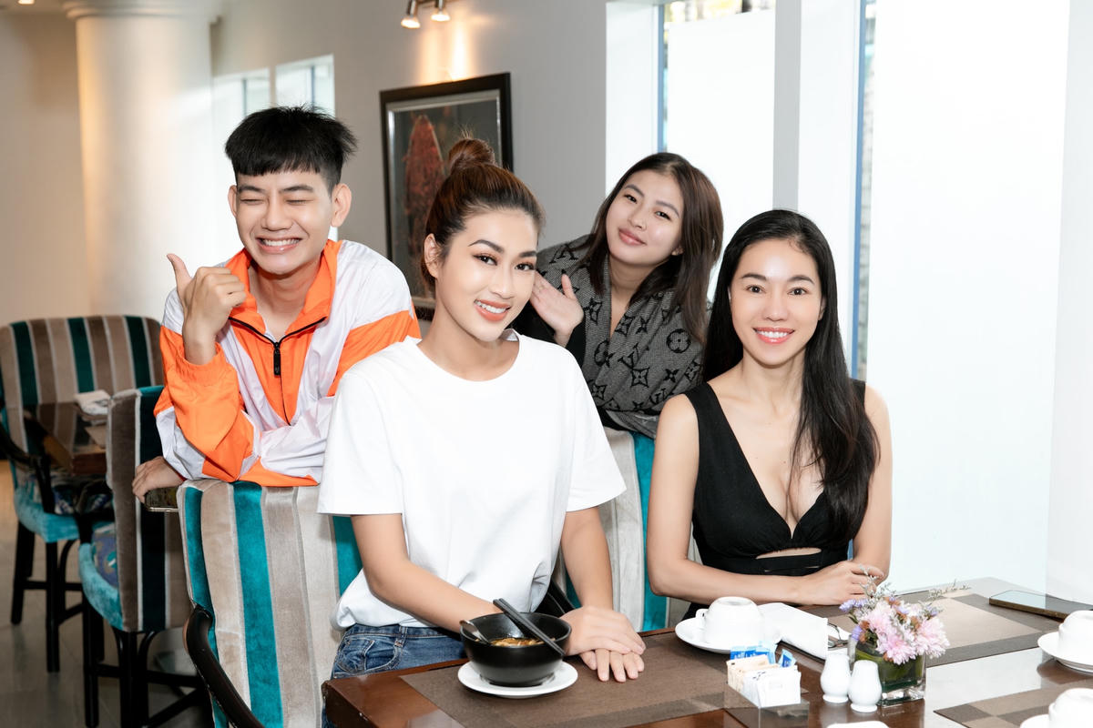 Hoa hậu Đoàn Thiên Ân hội ngộ cùng "Bà trùm hoa hậu" Phạm Kim Duyên và thành viên trong ekip. 
