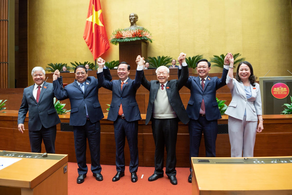 Tổng Bí thư Nguyễn Phú Trọng và các vị lãnh đạo Đảng, Nhà nước, UBTƯ MTTQ Việt Nam chúc mừng tân Chủ tịch nước Võ Văn Thưởng. Ảnh: TTXVN.