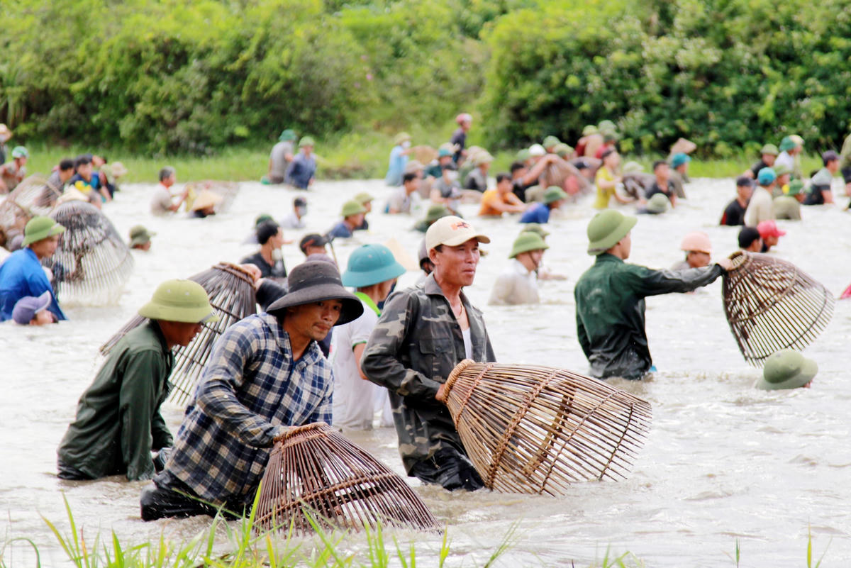Sau trống khai hội, hàng nghìn người đua nhau xuống đầm Vực Rào bắt cá