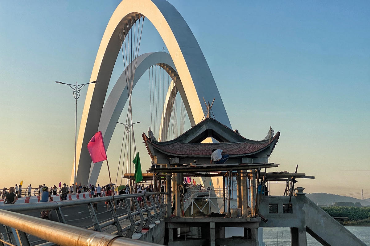 Đặc biệt, hiện nay dự án vẫn đang thi công, người dân ngang nhiên vượt rào vào để chụp ảnh, thể dục tiềm ẩn nhiều nguy cơ mất an toàn.