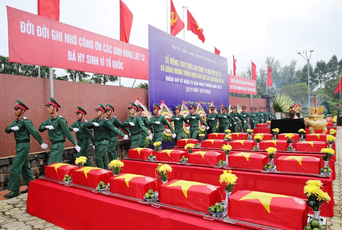 Lễ truy điệu, an táng 114 hài cốt Liệt sĩ tại nghĩa trang tỉnh Bình Phước được tổ chức trang trọng. 