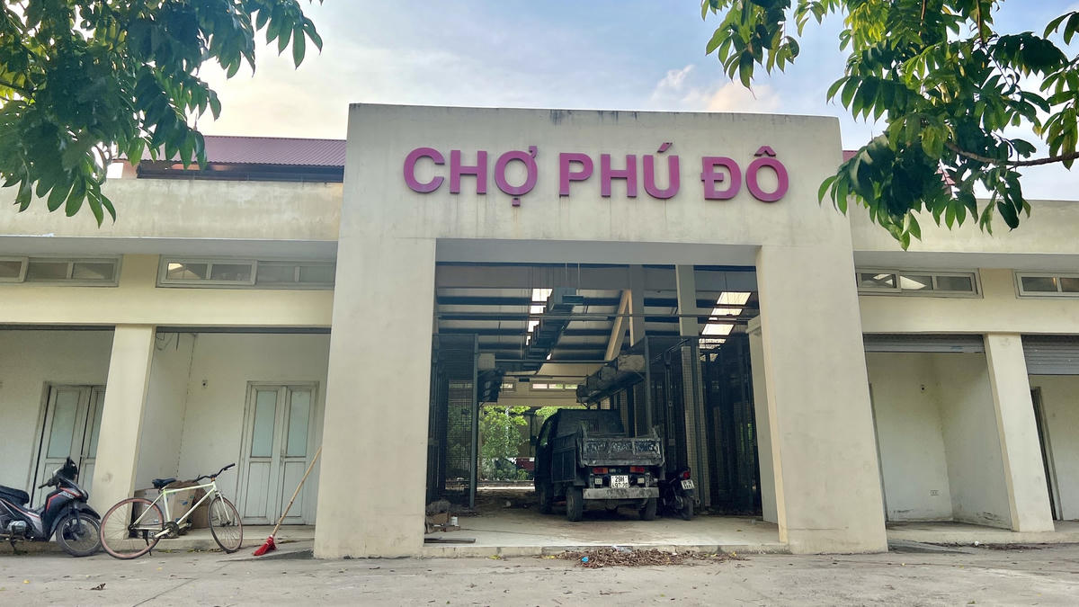 Chợ Phú Đô trở thành khu tổ hợp: bãi đỗ xe, tập kết phế liệu...  