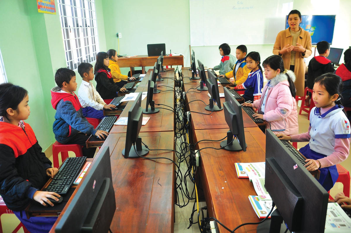 Vượt qua khó khăn, Trường Tiểu học Hướng Phùng đã trang bị được một phòng máy tính để phục vụ học sinh học môn tin học.