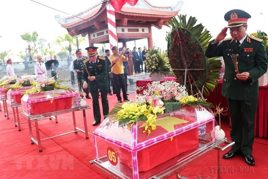 Nhắc lại sự thật lịch sử về cuộc chiến đấu bảo vệ biên giới phía Bắc là dịp để chúng ta tôn vinh, tri ân những người đã ngã xuống vì nền độc lập, tự do của Tổ quốc. Trong ảnh: Thượng tướng Đỗ Căn, Phó Chủ nhiệm Tổng cục Chính trị QĐND Việt Nam thắp hương tưởng niệm trước hài cốt các liệt sĩ hy sinh trong Cuộc chiến đấu bảo vệ biên giới phía Bắc, được đưa về an táng tại Nghĩa trang liệt sĩ quốc gia Vị Xuyên, tỉnh Hà Giang (26/11/2022). Ảnh: Minh Tâm/TTXVN.