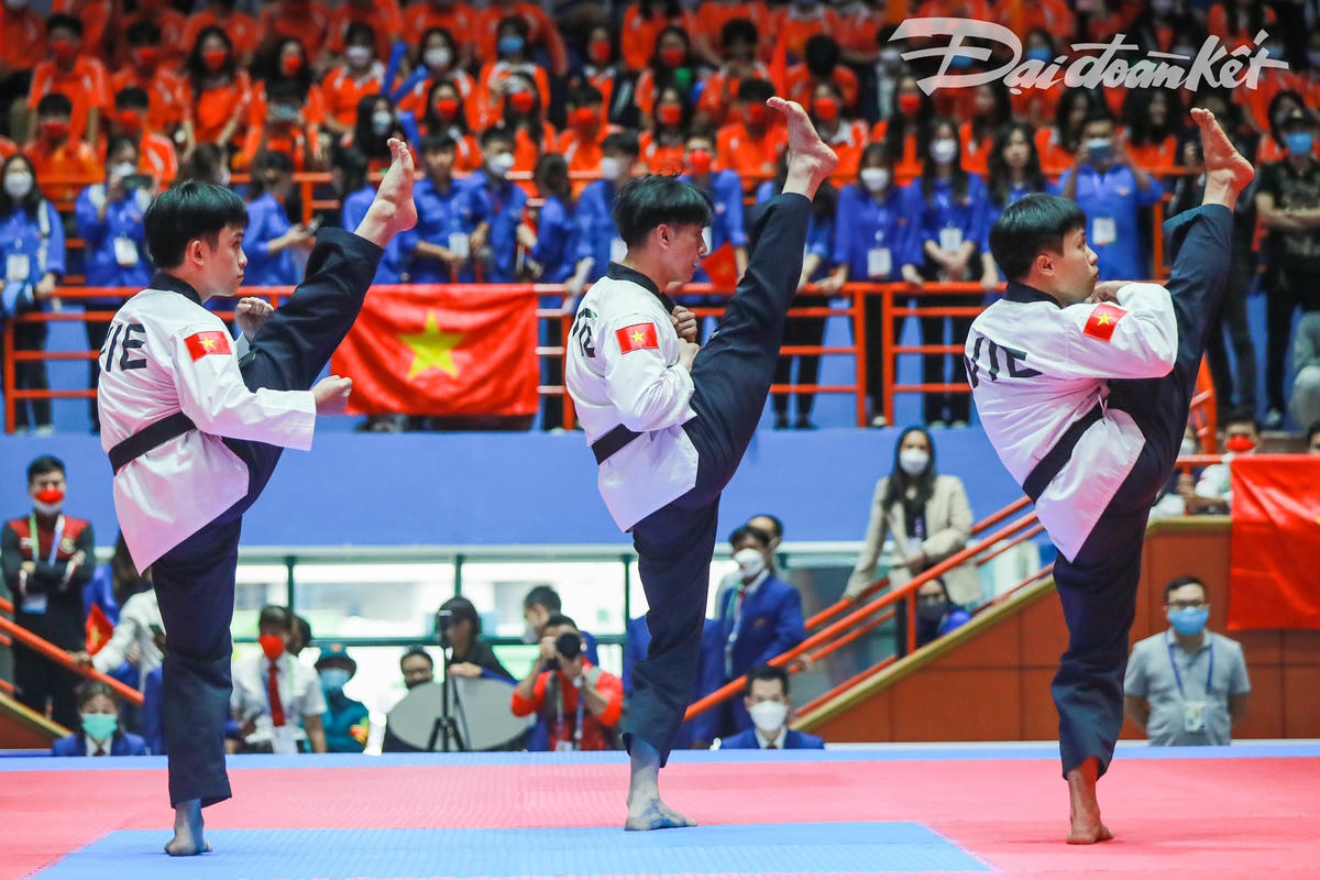 Các vận động viên của đội tuyển Taekwondo Việt Nam thi đấu nội dung biểu diễn quyền đồng đội nam.
