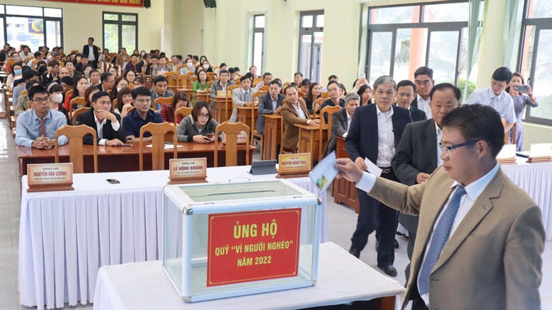 Cán bộ, công chức, viên chức huyện Đức Trọng tham gia đóng góp ủng hộ Quỹ Vì người nghèo năm 2022 tại Lễ phát động.