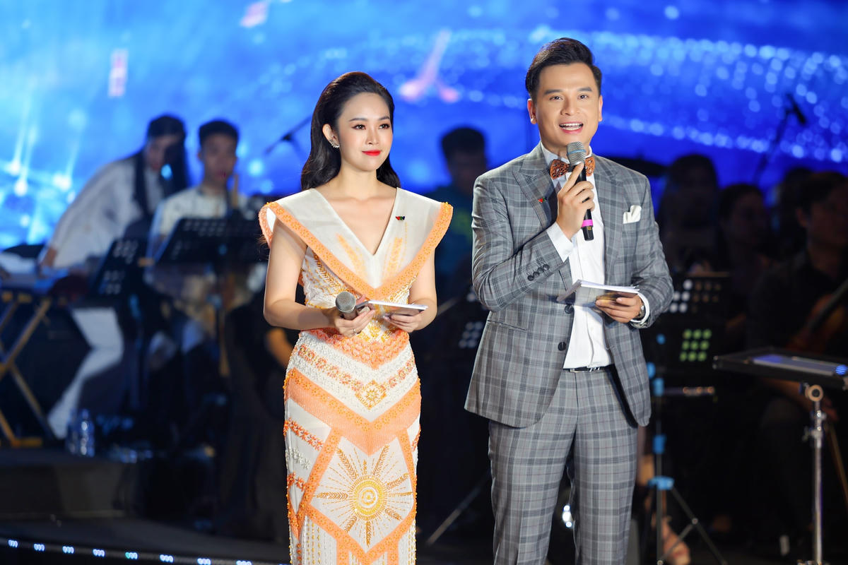 MC Danh Tùng và Thuỳ Linh dẫn vòng chung kết Sao Mai 2022.