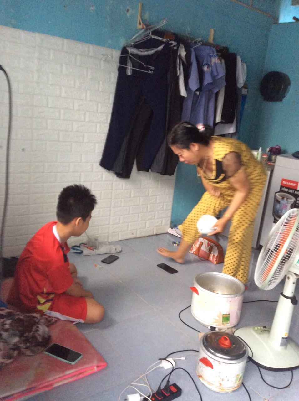 Một hộ gia đình khó khăn ở tại khu trọ của "Bà Thương" (Ảnh: T.Bình).