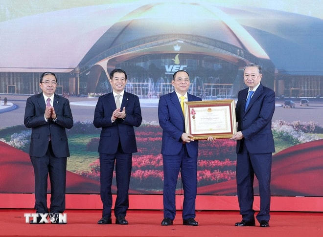 Tổng Bí thư Tô Lâm trao tặng Huân chương Lao động hạng Nhất cho Tập đoàn Vingroup - Công ty CP. (Ảnh: Thống Nhất/TTXVN) ttxvn-tong-bi-thu-va-thu-tuong-du-le-khanh-thanh-khoi-cong-cac-du-an-cong-trinh-chao-mung-80-nam-quoc-khanh-29-8219920.jpg