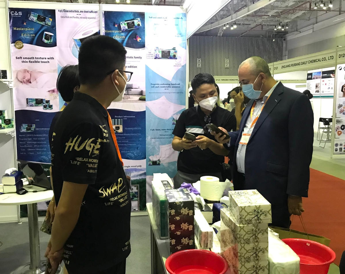 Khách thương mại quốc tế và trong nước tham quan tại triển lãm.