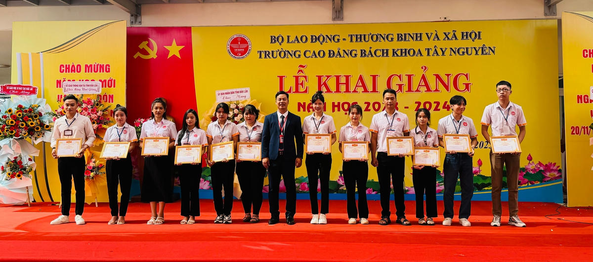 Lãnh đạo Nhà trường trao giấy khen và phần thưởng cho sinh viên đạt thành tích học giỏi trong năm học.
