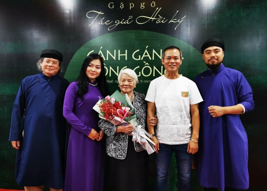 Bà Xuân Phượng (đứng giữa) trong một buổi giao lưu với độc giả.