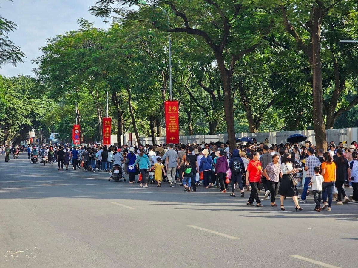 Đến trưa ngày 2/9, tại cổng vào khu vực Lăng Chủ tịch Hồ Chí Minh trên đường Ngọc Hà (Ba Đình), hàng nghìn người dân từ khắp mọi miền Tổ quốc không quản ngại đường xa về Hà Nội vào Lăng viếng Bác.