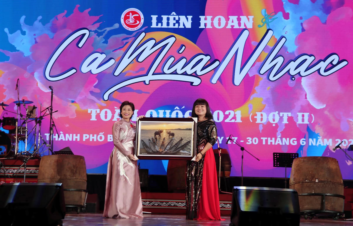 Bà H’Yim Kđoh - Phó Chủ tịch Ủy ban nhân dân tỉnh Đắk Lắk lên trao quà lưu niệm cho Cục NTBD.