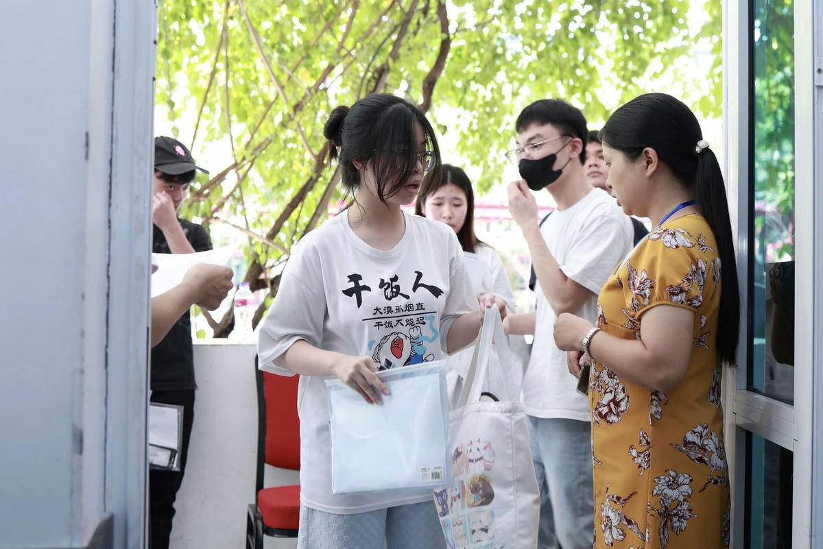 Trong buổi chiều ngày 25/6, các thí sinh đến điểm thi để nghe quy chế, và kiểm tra lại thông tin trước ngày thi. Ảnh: T.V.